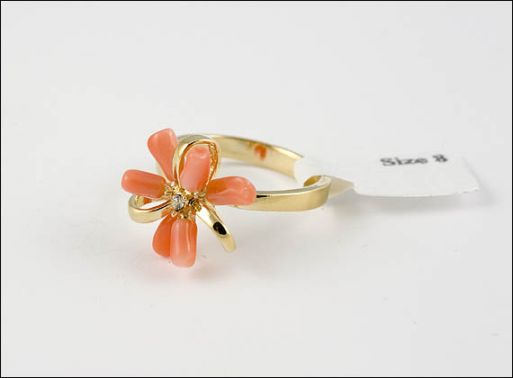 Позолоченное кольцо из мельхиора с кораллом и фианитами 19125 купить в магазине Самоцветы мира