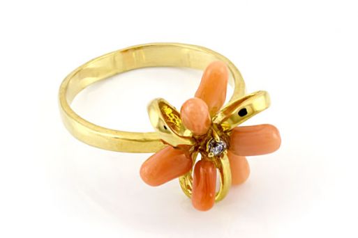 Позолоченное кольцо из сплава с кораллом 19128 купить в магазине Самоцветы мира