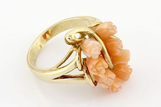 Позолоченное кольцо из сплава с кораллом 19129 купить в магазине Самоцветы мира