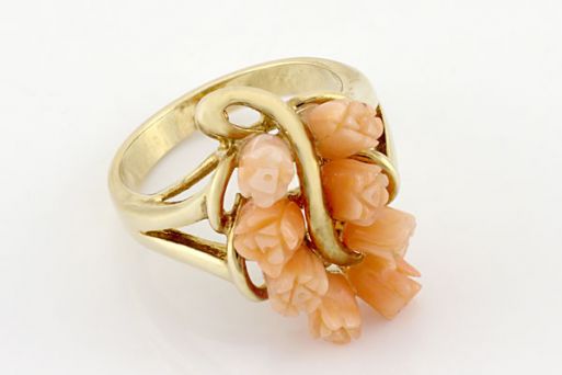 Позолоченное кольцо из сплава с кораллом 19130 купить в магазине Самоцветы мира