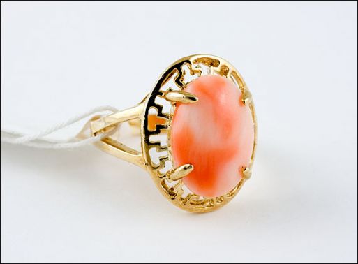 Позолоченное кольцо из сплава с кораллом 19137 купить в магазине Самоцветы мира