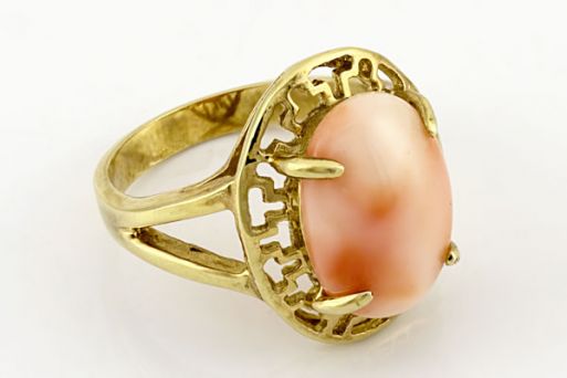 Позолоченное кольцо из сплава с кораллом 19140 купить в магазине Самоцветы мира