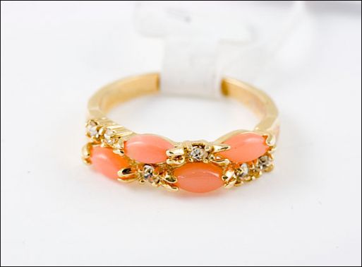 Позолоченное кольцо из мельхиора с кораллом и фианитами 19145 купить в магазине Самоцветы мира