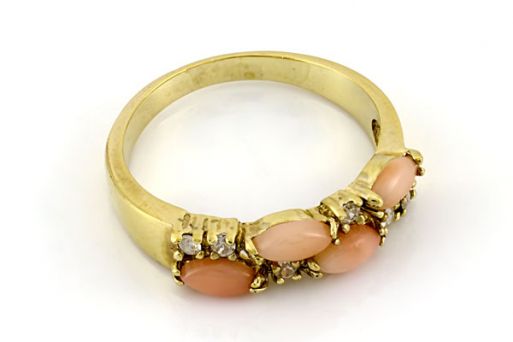 Позолоченное кольцо из сплава с кораллом 19149 купить в магазине Самоцветы мира