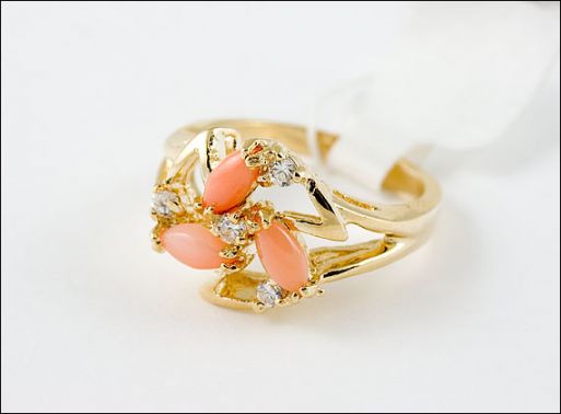 Позолоченное кольцо из мельхиора с кораллом и фианитами 19155 купить в магазине Самоцветы мира