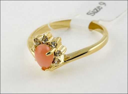 Позолоченное кольцо из мельхиора с кораллом и фианитами 19160 купить в магазине Самоцветы мира