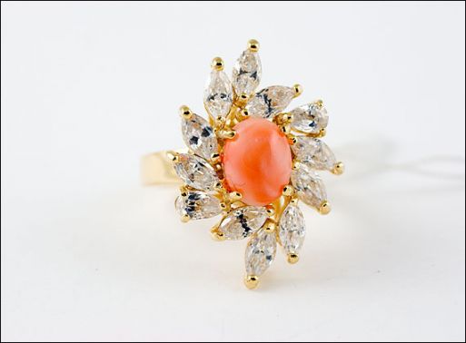 Позолоченное кольцо из мельхиора с кораллом и фианитами 19174 купить в магазине Самоцветы мира