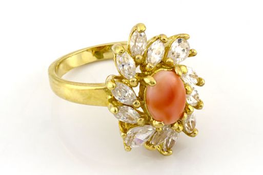 Позолоченное кольцо из сплава с кораллом 19175 купить в магазине Самоцветы мира