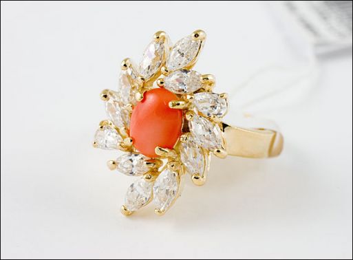 Позолоченное кольцо из сплава с кораллом 19177 купить в магазине Самоцветы мира