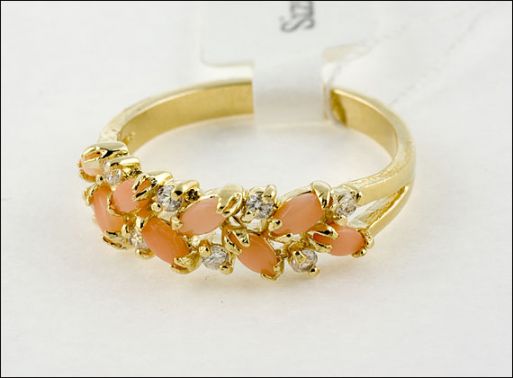 Позолоченное кольцо из мельхиора с кораллом и фианитами 19179 купить в магазине Самоцветы мира