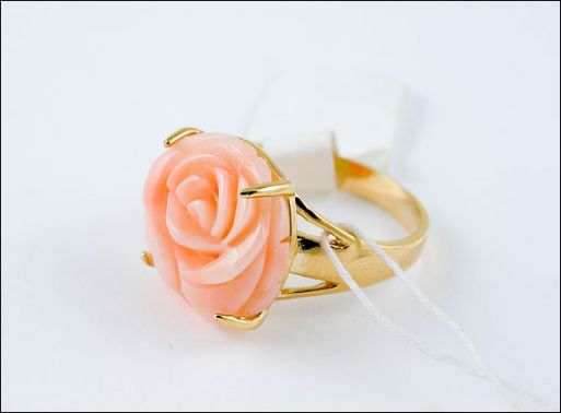 Позолоченное кольцо из сплава с кораллом 19190 купить в магазине Самоцветы мира