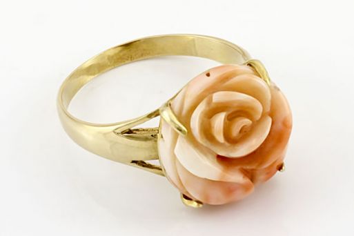 Позолоченное кольцо из сплава с кораллом 19191 купить в магазине Самоцветы мира