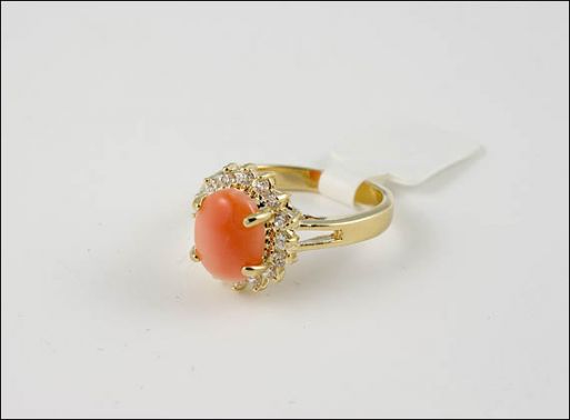 Позолоченное кольцо из мельхиора с кораллом и фианитами 19196 купить в магазине Самоцветы мира