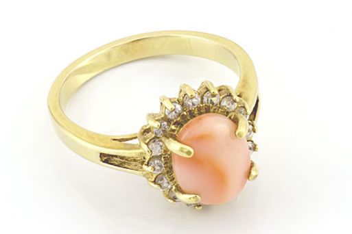 Позолоченное кольцо из сплава с кораллом 19197 купить в магазине Самоцветы мира