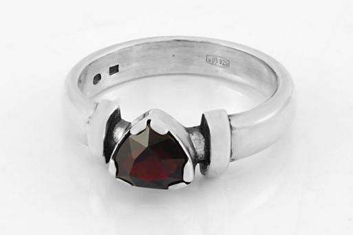 Серебряное кольцо с гранатом 19256 купить в магазине Самоцветы мира