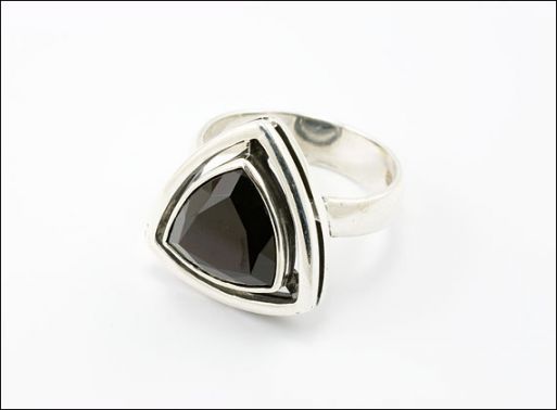 Серебряное кольцо с гранатом 19258 купить в магазине Самоцветы мира
