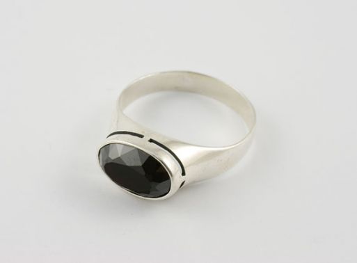Серебряное кольцо с гранатом 19263 купить в магазине Самоцветы мира
