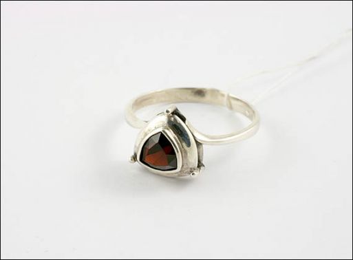 Серебряное кольцо с гранатом 19281 купить в магазине Самоцветы мира