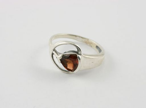 Серебряное кольцо с гранатом 19284 купить в магазине Самоцветы мира