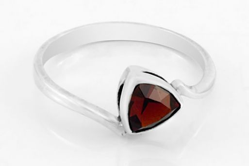 Серебряное кольцо с гранатом 19285 купить в магазине Самоцветы мира