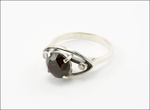 Серебряное кольцо с гранатом и фианитами 19289 купить в магазине Самоцветы мира
