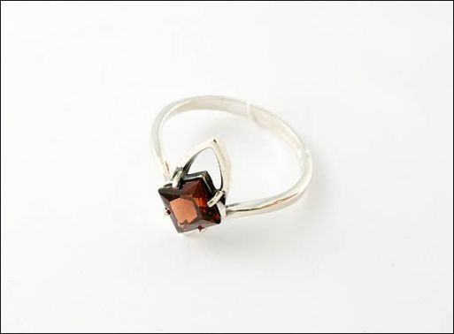 Серебряное кольцо с гранатом 19291 купить в магазине Самоцветы мира