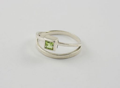 Серебряное кольцо с хризолитом 19323 купить в магазине Самоцветы мира