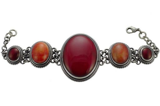 Серебряный браслет с красным кораллом ручной работы овалы 19348 купить в магазине Самоцветы мира