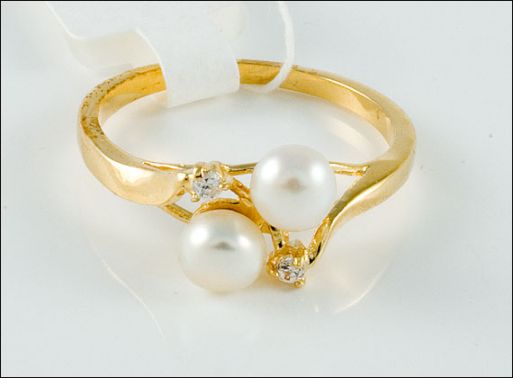 Позолоченное кольцо из мельхиора с жемчугом и фианитами 19820 купить в магазине Самоцветы мира