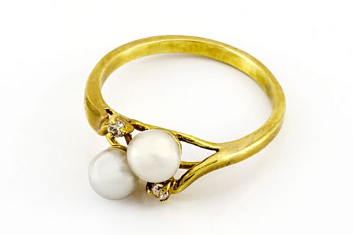 Позолоченное кольцо из сплава с жемчугом 19822 купить в магазине Самоцветы мира