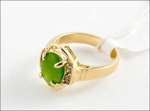 Позолоченное кольцо из мельхиора с нефритом 19853 купить в магазине Самоцветы мира