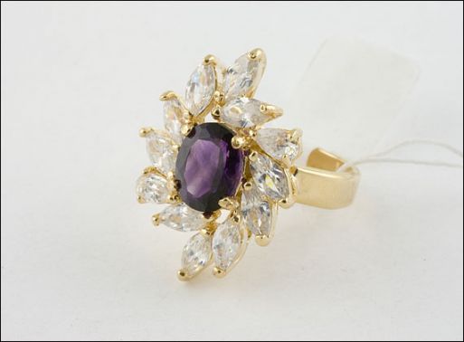 Позолоченное кольцо из мельхиора с аметистом и фианитами 19907 купить в магазине Самоцветы мира