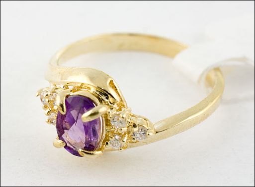 Позолоченное кольцо из мельхиора с аметистом и фианитами 19934 купить в магазине Самоцветы мира