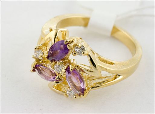 Позолоченное кольцо из мельхиора с аметистом и фианитами 19944 купить в магазине Самоцветы мира