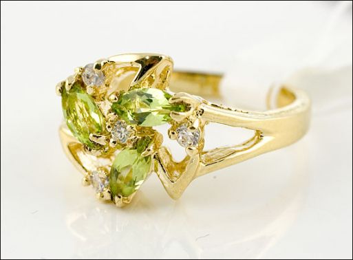 Позолоченное кольцо из мельхиора с хризолитом 20011 купить в магазине Самоцветы мира