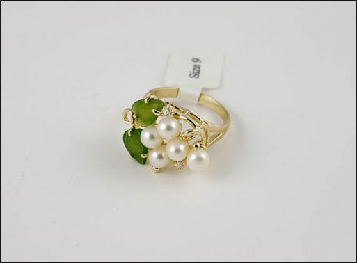 Позолоченное кольцо из сплава с нефритом и жемчугом 20636 купить в магазине Самоцветы мира