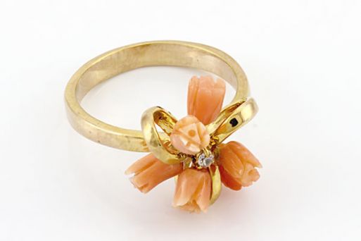Позолоченное кольцо из сплава с кораллом 20659 купить в магазине Самоцветы мира