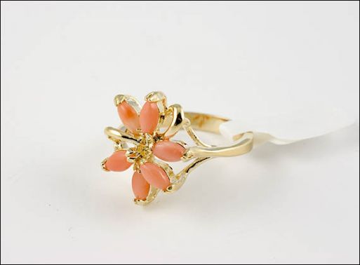 Позолоченное кольцо из сплава с кораллом 20665 купить в магазине Самоцветы мира
