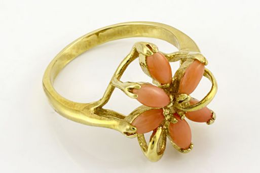 Позолоченное кольцо из сплава с кораллом 20668 купить в магазине Самоцветы мира