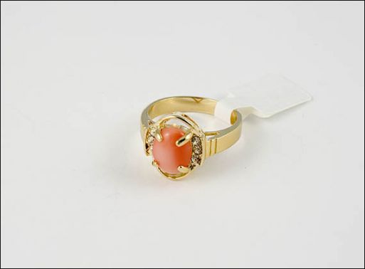 Позолоченное кольцо из сплава с кораллом 20673 купить в магазине Самоцветы мира