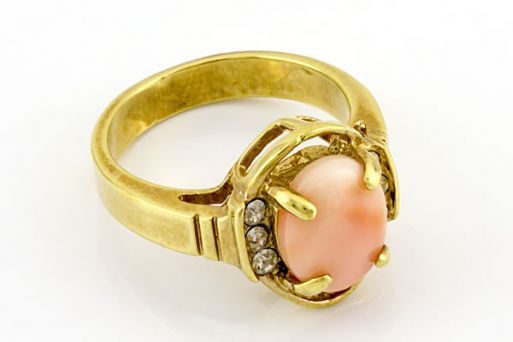 Позолоченное кольцо из сплава с кораллом 20674 купить в магазине Самоцветы мира
