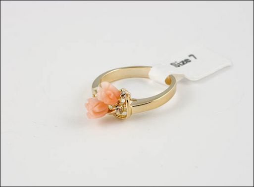 Позолоченное кольцо из мельхиора с кораллом и фианитами 20682 купить в магазине Самоцветы мира