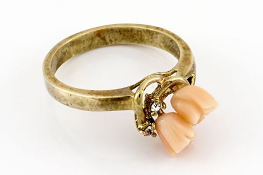 Позолоченное кольцо из сплава с кораллом 20683 купить в магазине Самоцветы мира