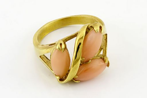 Позолоченное кольцо из сплава с кораллом 20689 купить в магазине Самоцветы мира