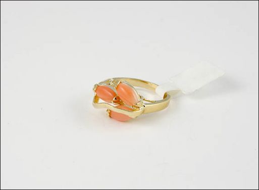 Позолоченное кольцо из сплава с кораллом 20690 купить в магазине Самоцветы мира