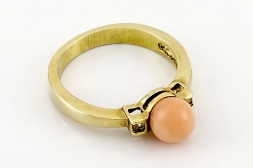 Позолоченное кольцо из сплава с кораллом 20699 купить в магазине Самоцветы мира