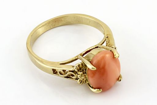 Позолоченное кольцо из сплава с кораллом 20707 купить в магазине Самоцветы мира