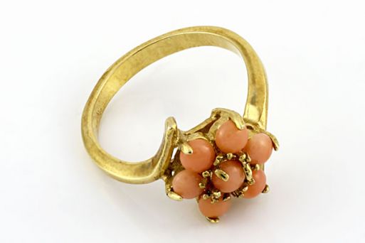 Позолоченное кольцо из сплава с кораллом 20714 купить в магазине Самоцветы мира
