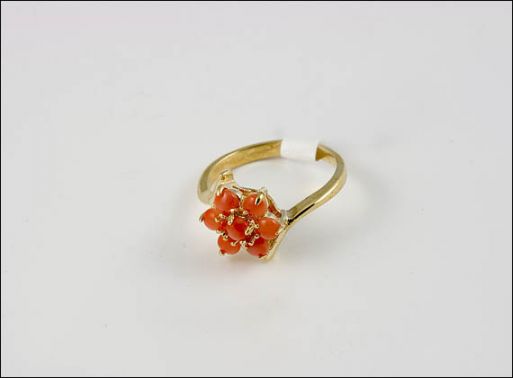 Позолоченное кольцо из сплава с кораллом 20716 купить в магазине Самоцветы мира