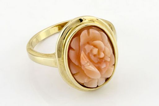 Позолоченное кольцо из сплава с кораллом 20735 купить в магазине Самоцветы мира